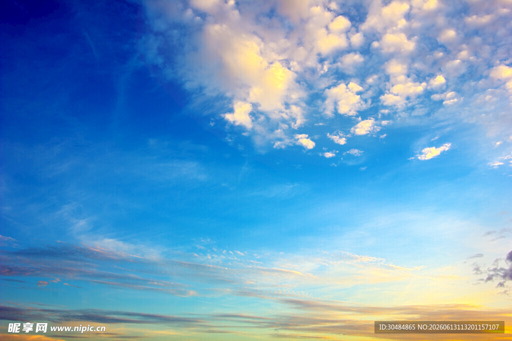 美丽天空下的绚烂云彩
