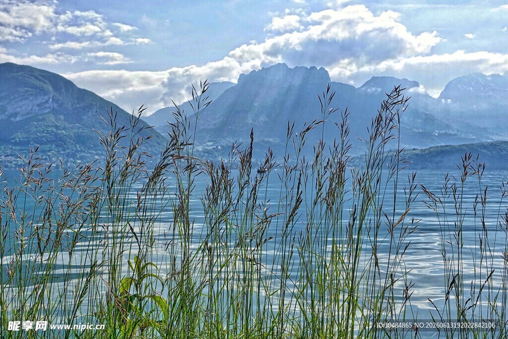 湖畔草影与远山美景