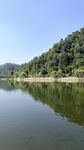 宁静湖畔青山倒影