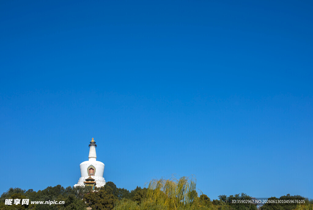蓝天下的白色高塔景观