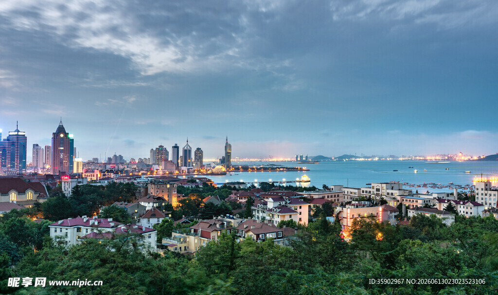 城市天际线与海滨风光
