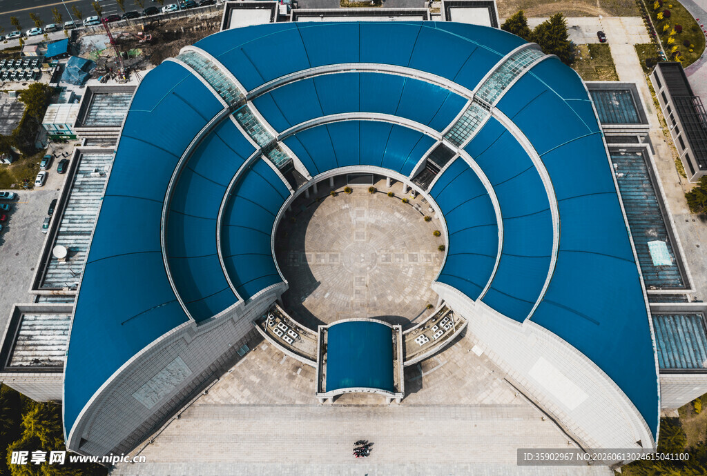 独特蓝色环形建筑景观