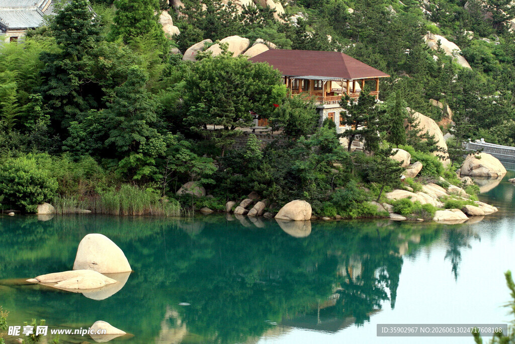 青山绿水间的湖畔小屋