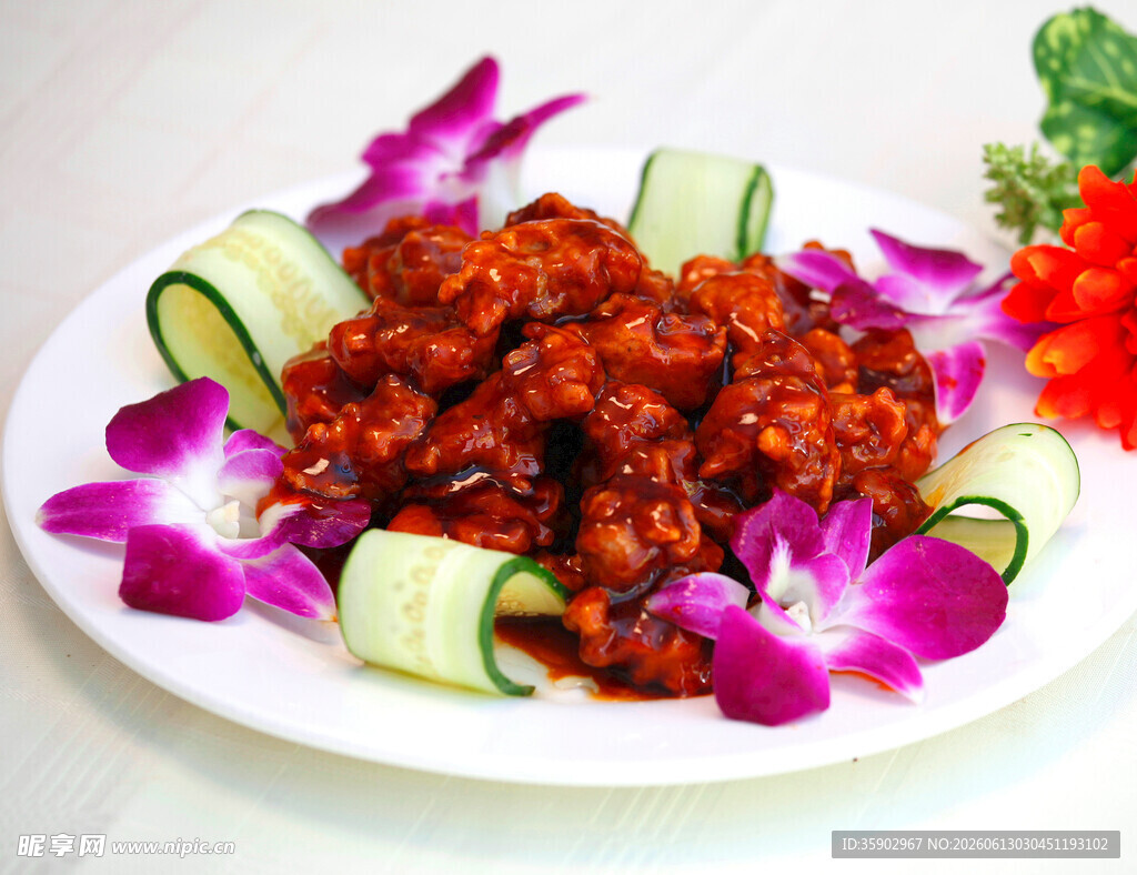 美味香辣肉丁摆盘精致