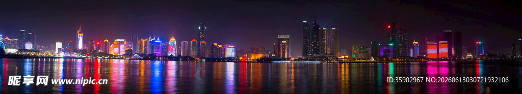 城市夜景绚丽灯光倒影