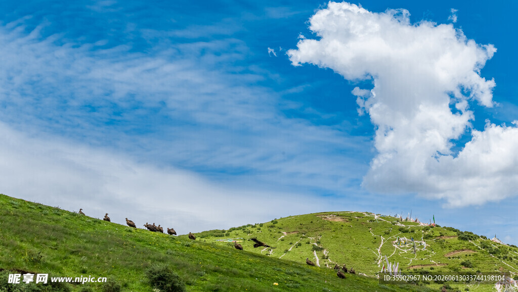 青山之上蓝天白云美景