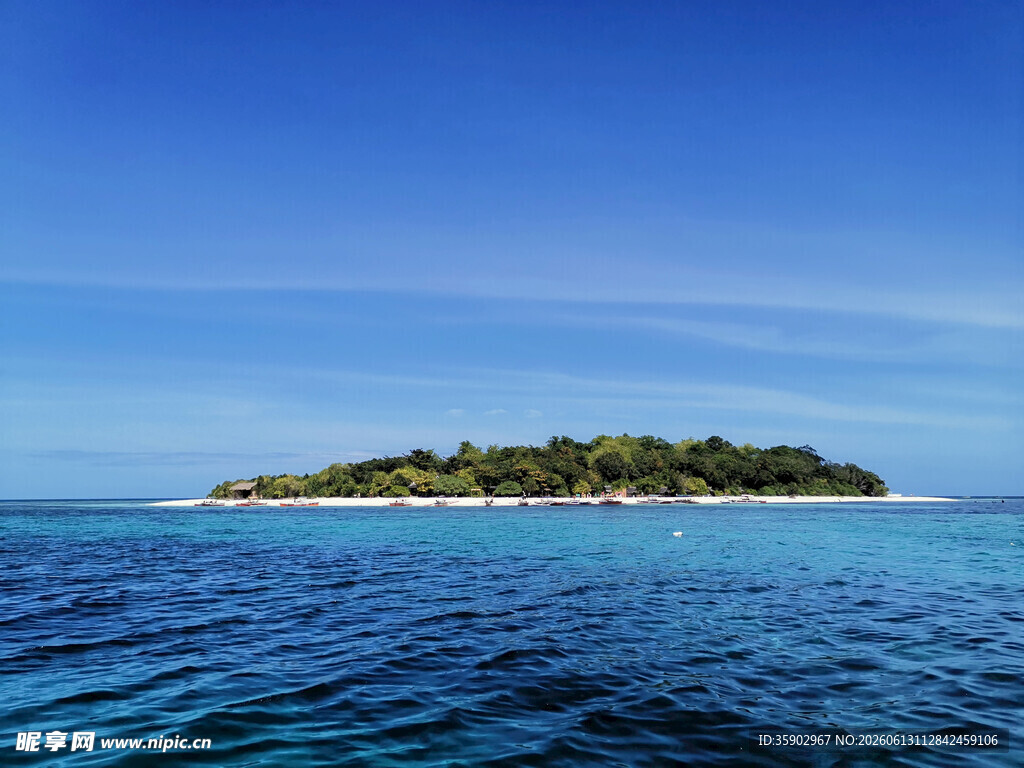 海中孤岛碧海蓝天美景