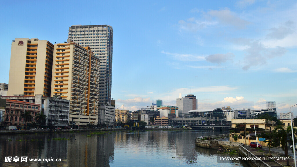 河畔高楼城市风光