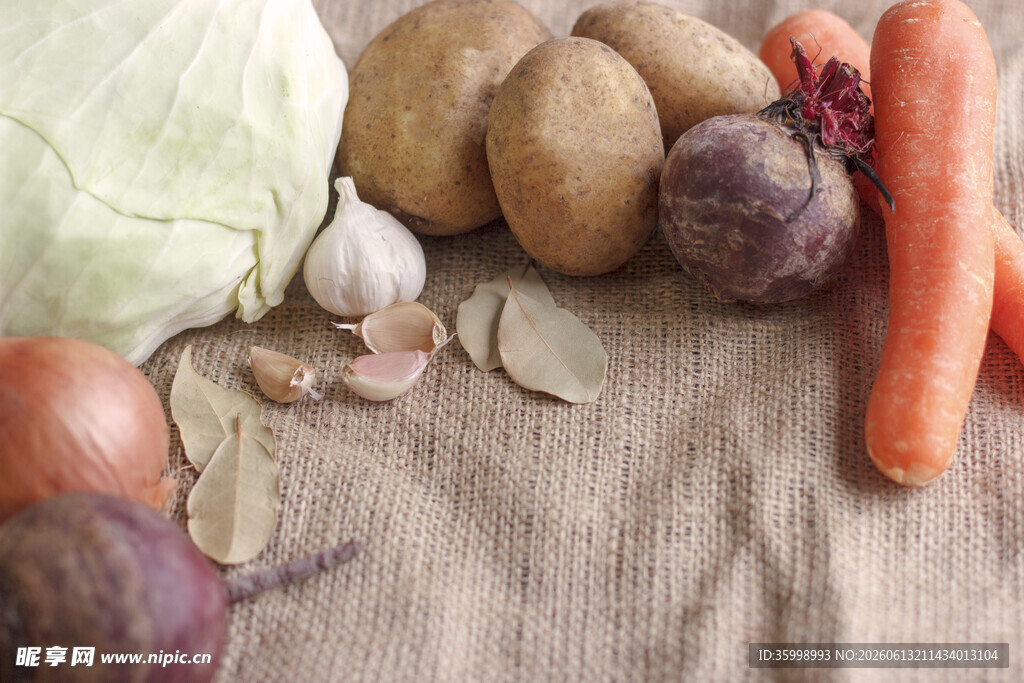 多样蔬菜摆放在麻布上