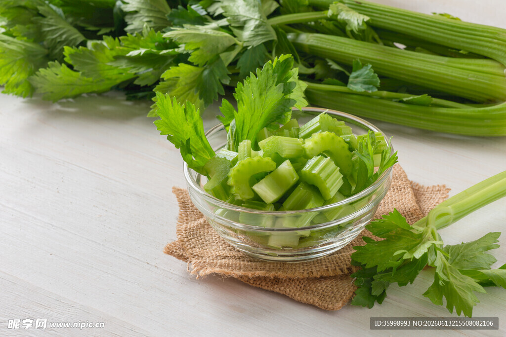 玻璃碗中的新鲜芹菜段