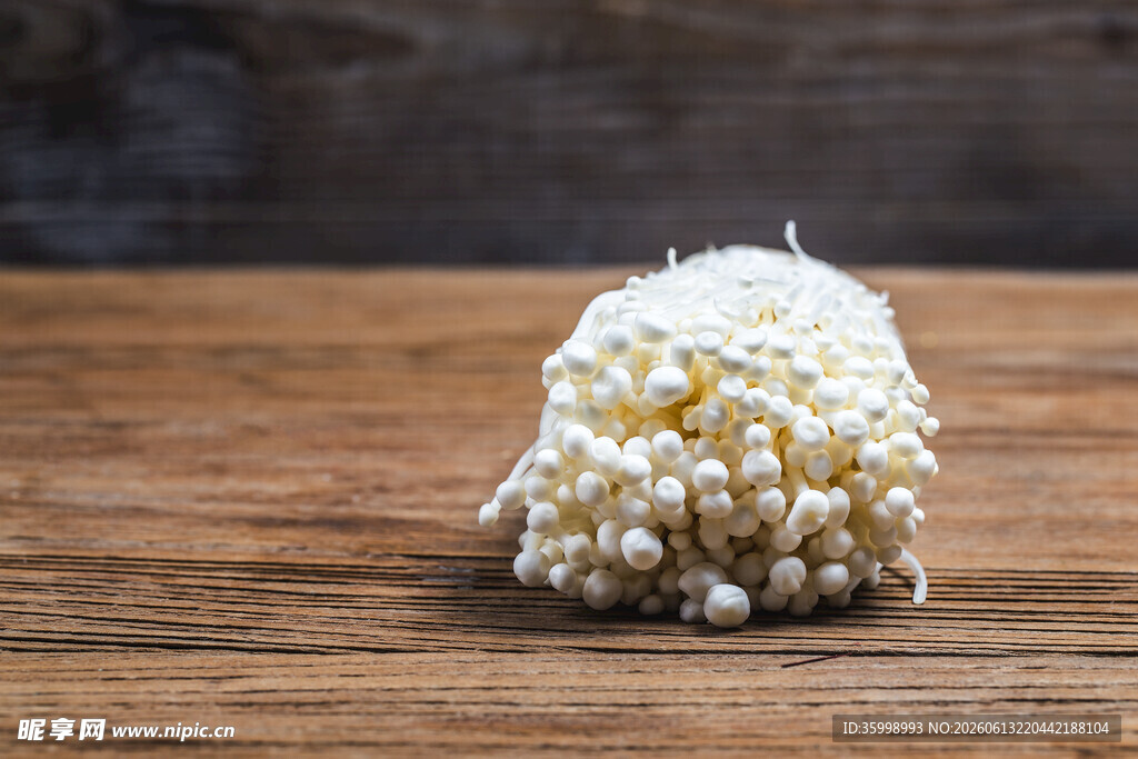 木桌上的金针菇