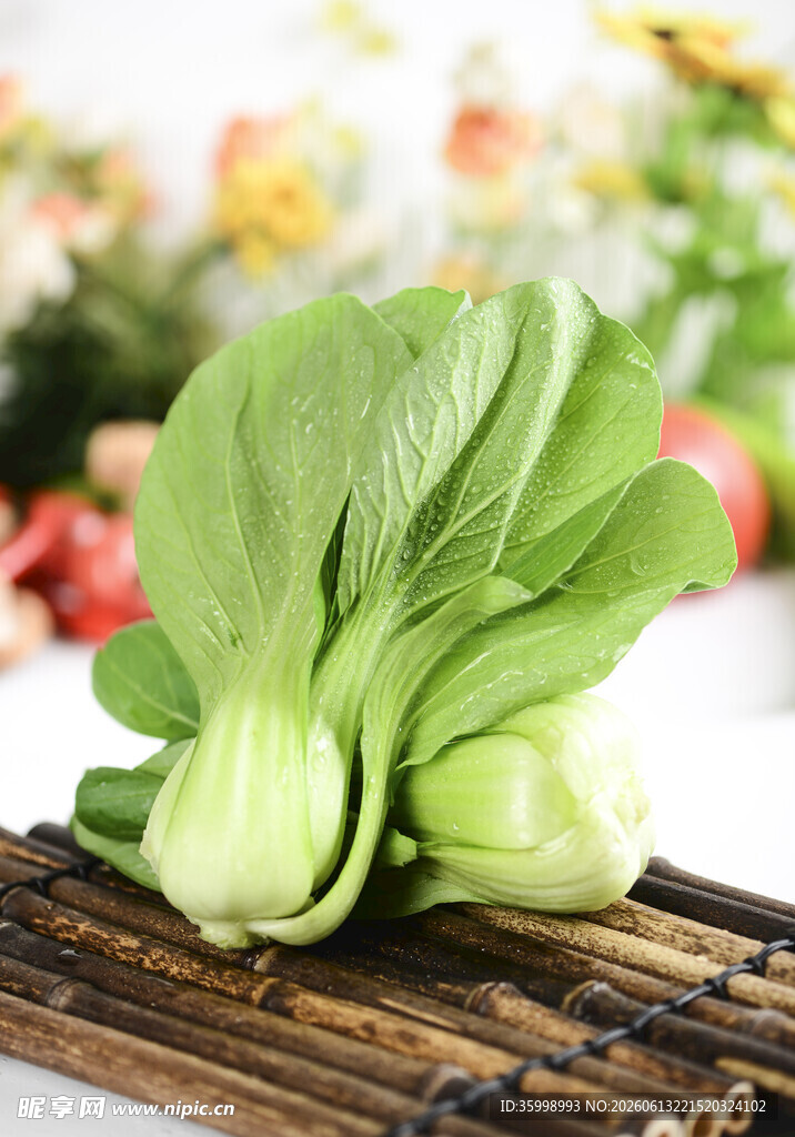 鲜嫩小白菜置于竹排上