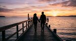 夕阳下栈桥漫步的两人