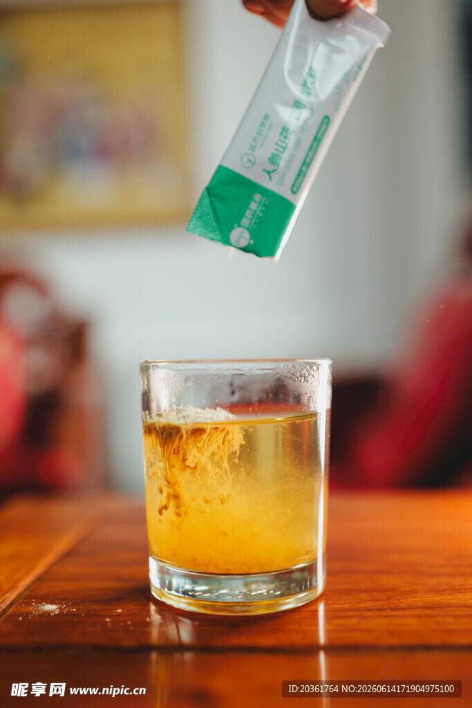 倒入液体的玻璃杯