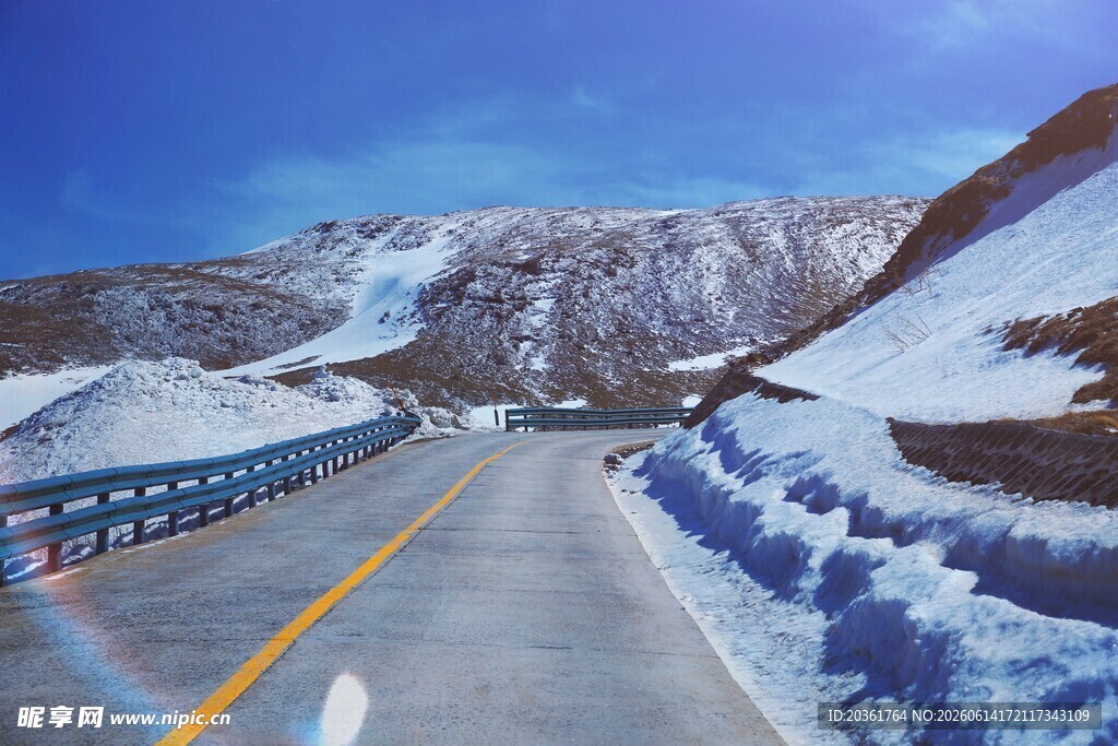 冬日雪山公路美景