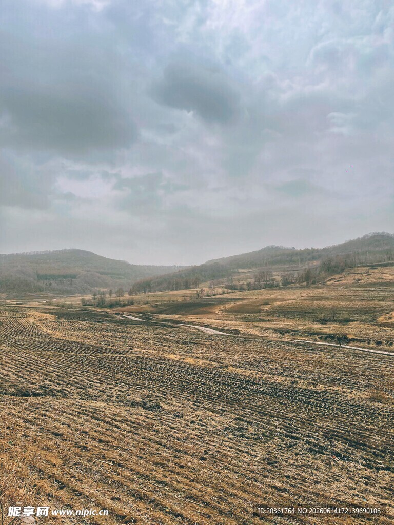 广袤田野与远山天空之景