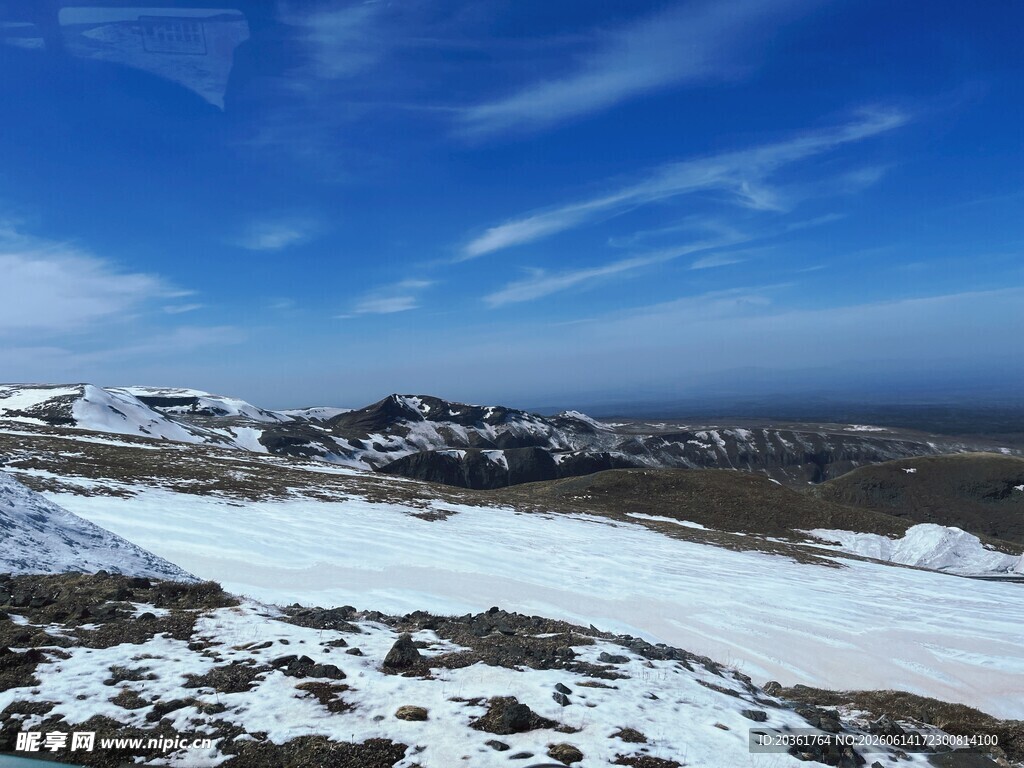 雪山蓝天壮丽自然景观