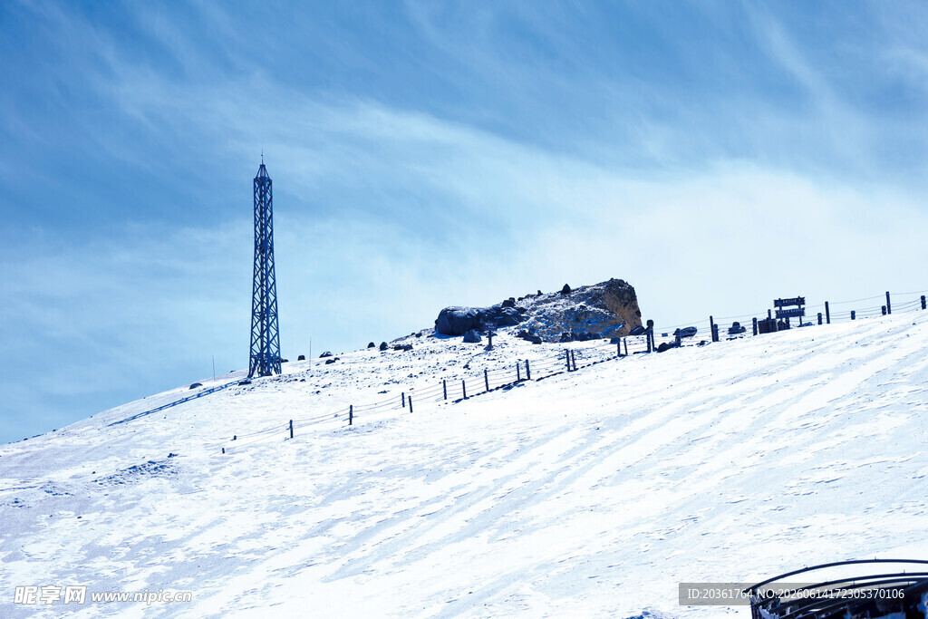 雪山之巅的观景台与高塔