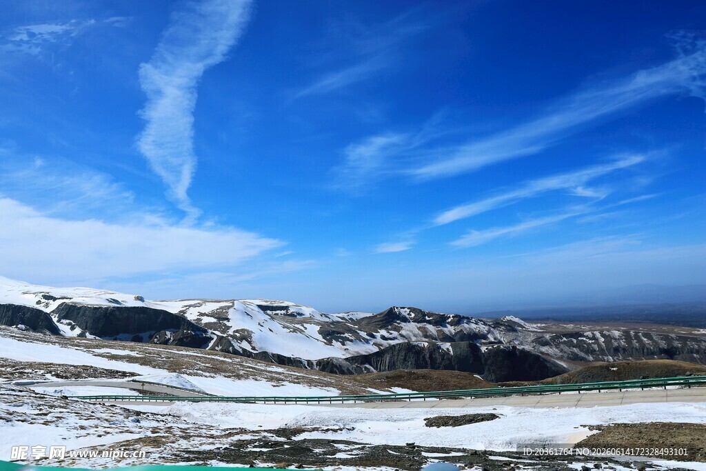 雪山蓝天美景