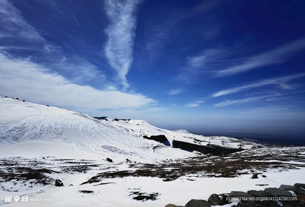 雪山蓝天美景