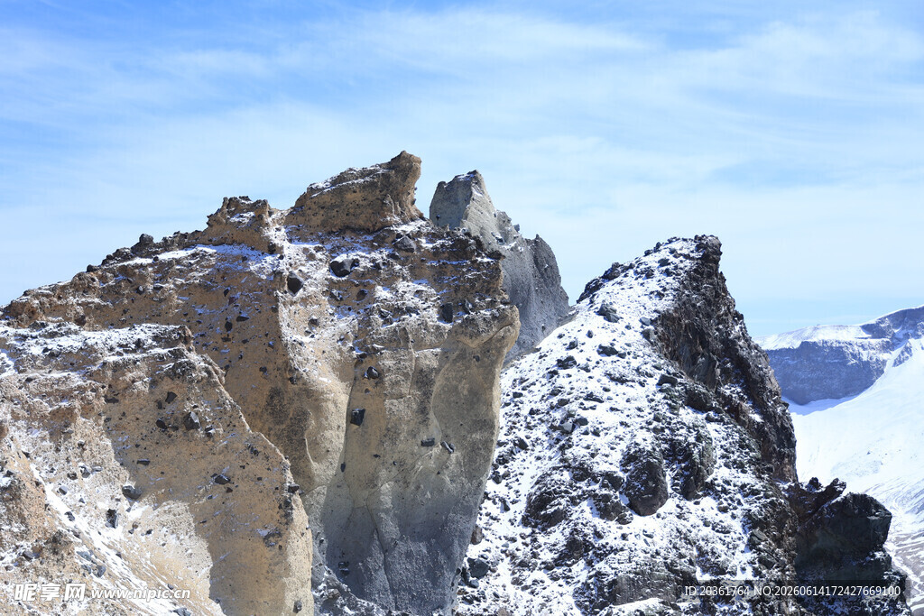 雪山峻岭壮丽风光