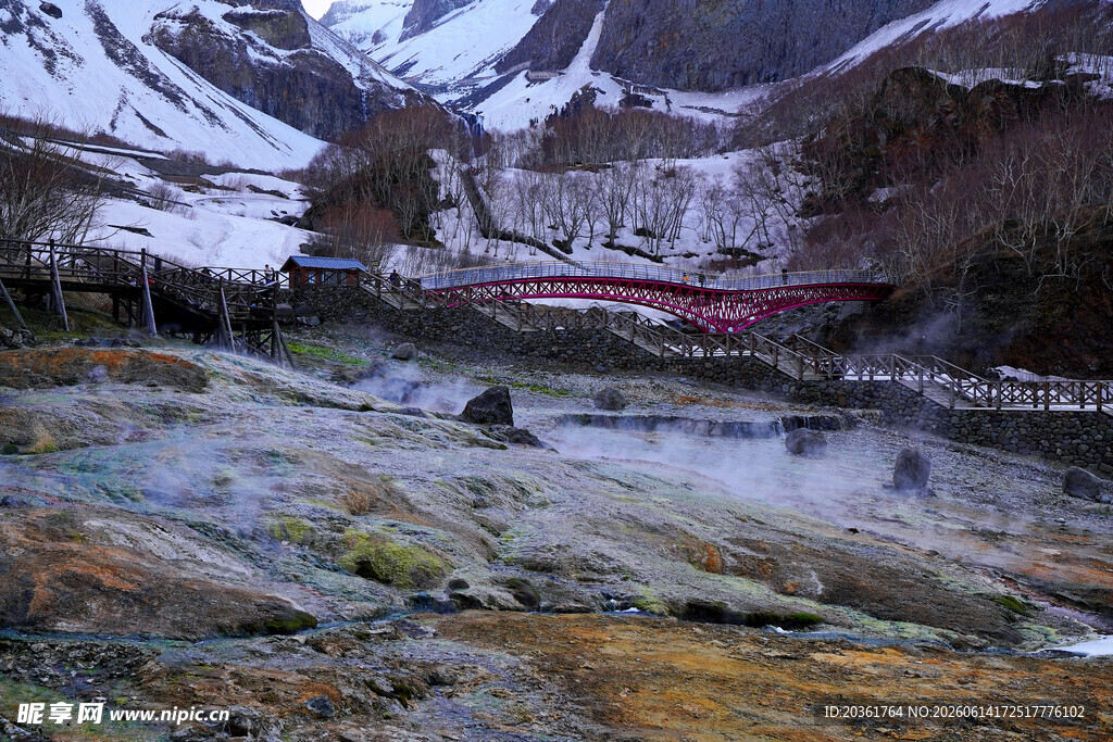 山间雪景中的多彩溪流