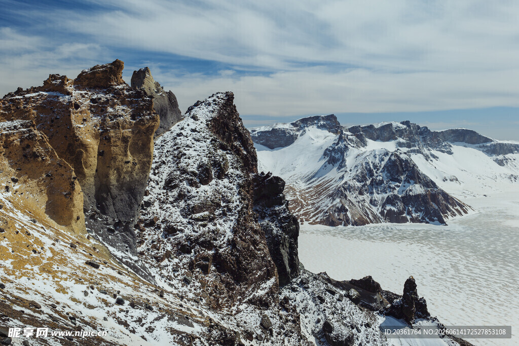 雪山峻岭壮丽风光