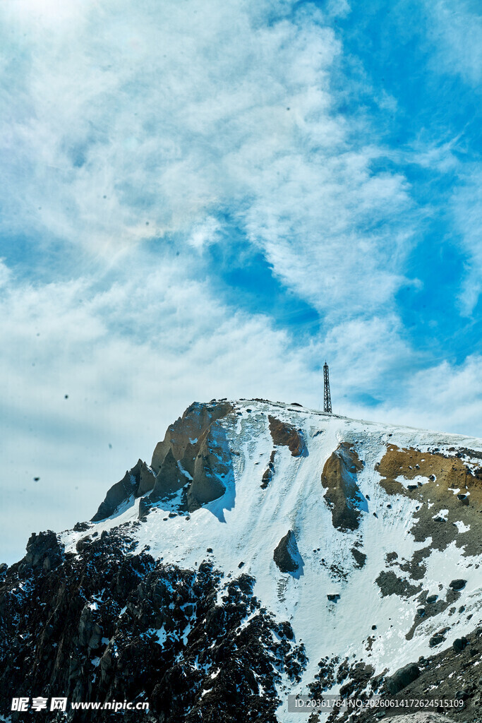 雪山之巅壮丽风光