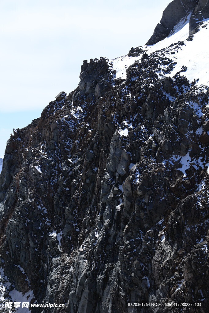 巍峨雪山岩石景观