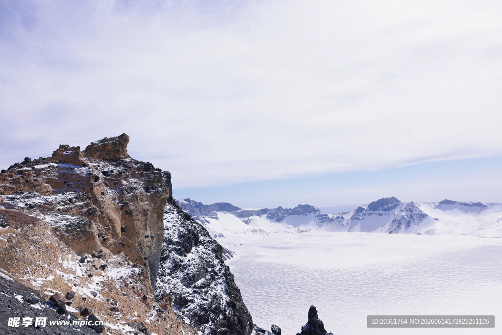 雪山悬崖壮丽景观