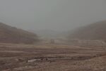 雾中旷野地貌景观