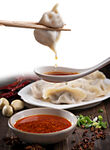 美味饺子搭配多样蘸料