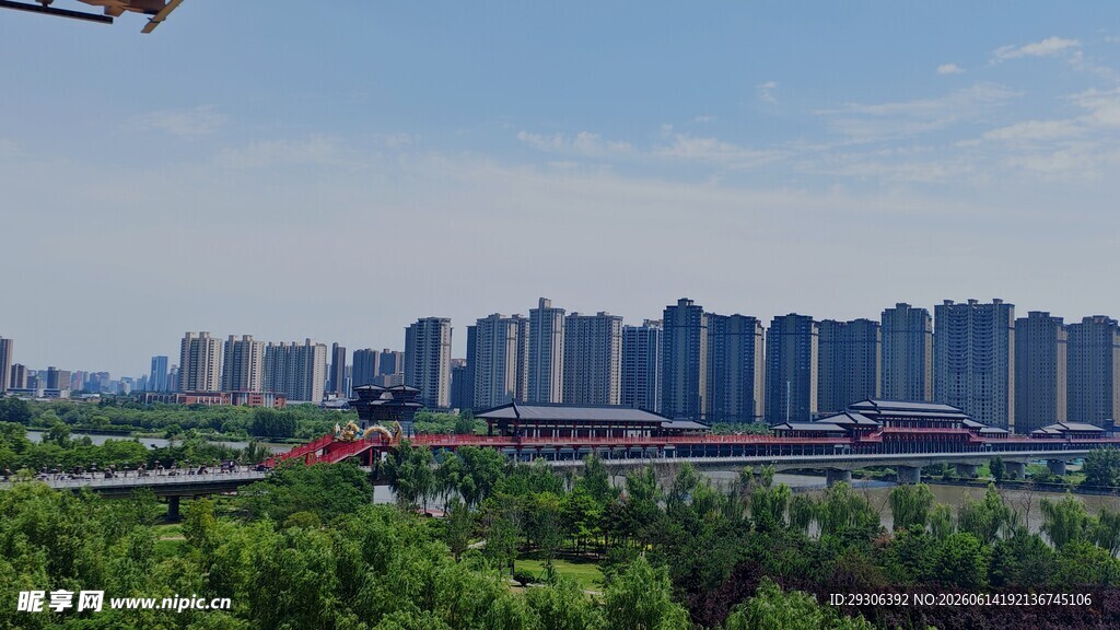 城市远景与绿植景观