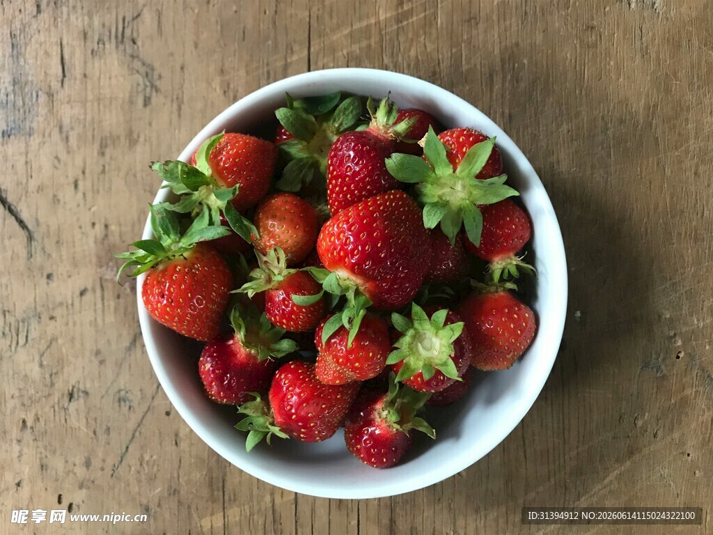 碗中新鲜草莓色泽诱人