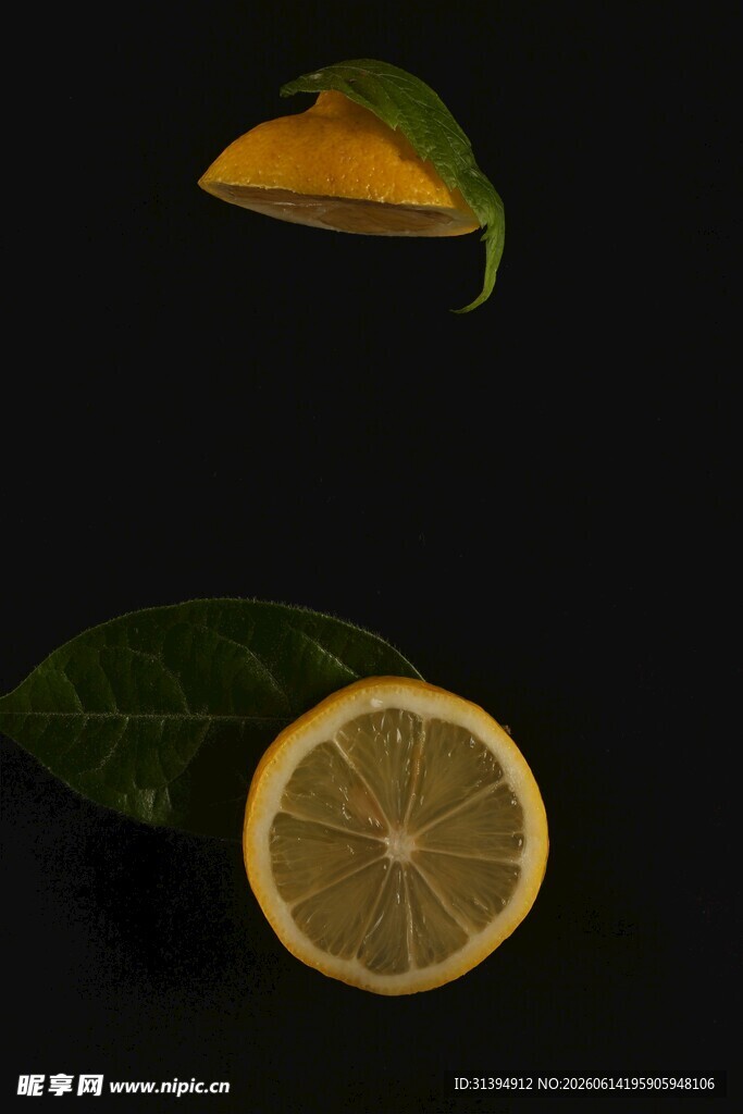柠檬切片与果皮绿叶特写