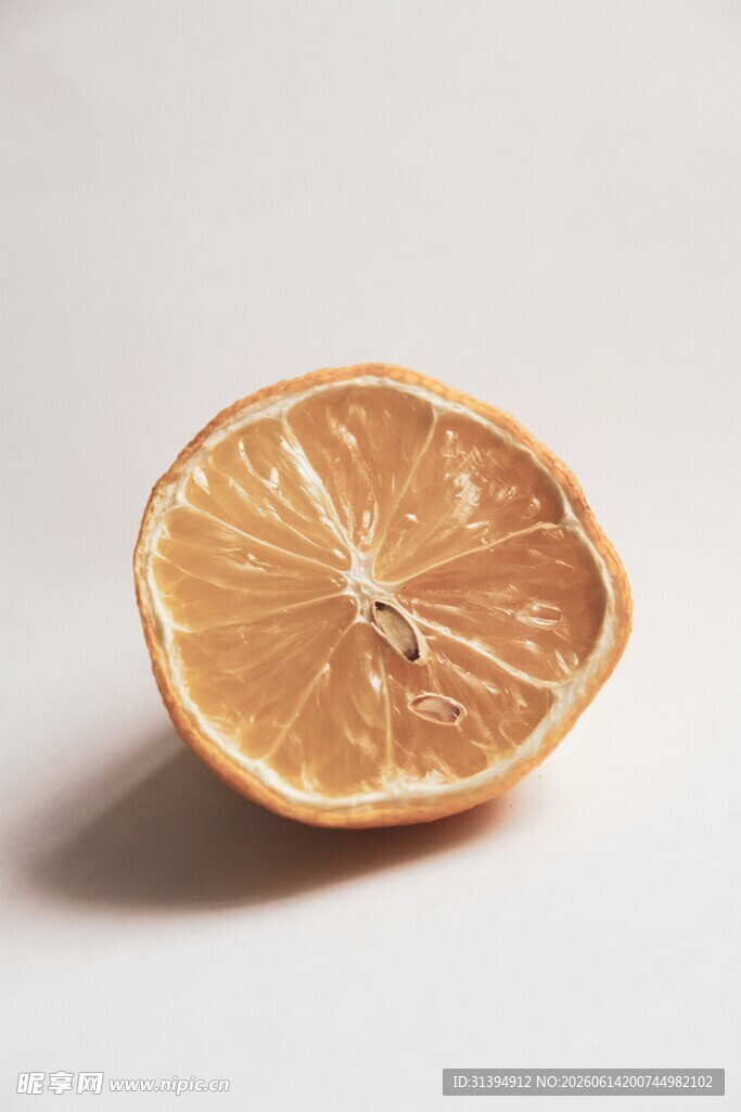 干缩的半片橙子
