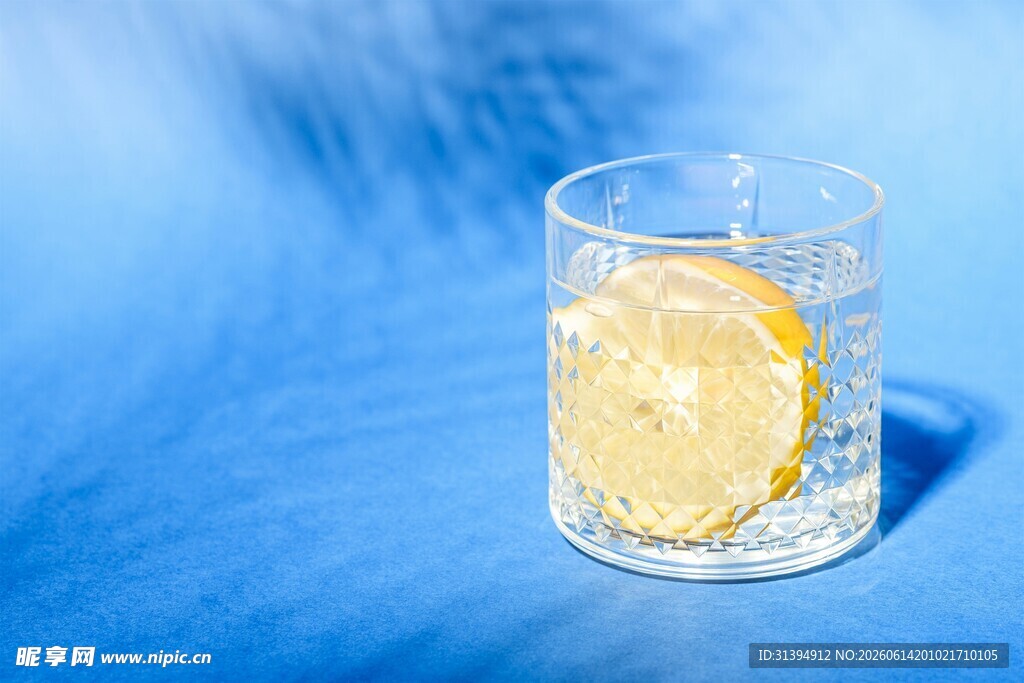 蓝背景中的柠檬气泡水杯