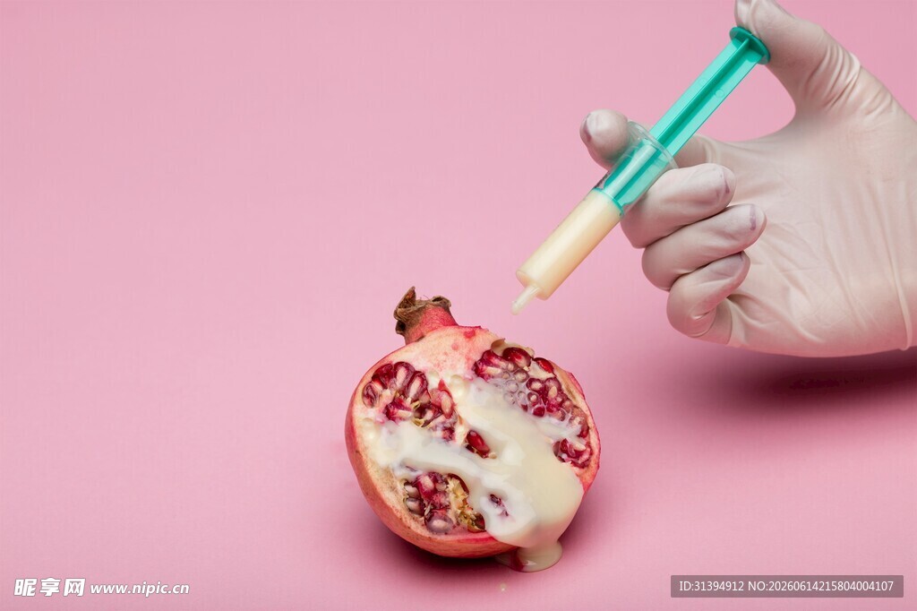 手用注射器注入切开的石榴