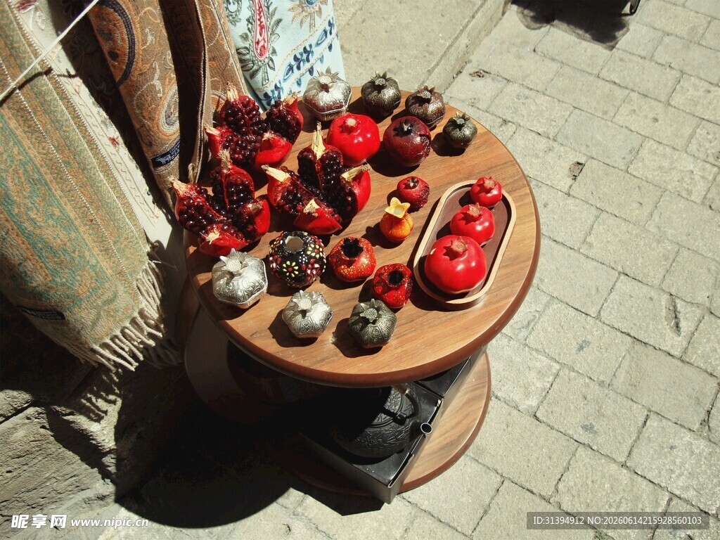 户外圆桌上的多彩茶具