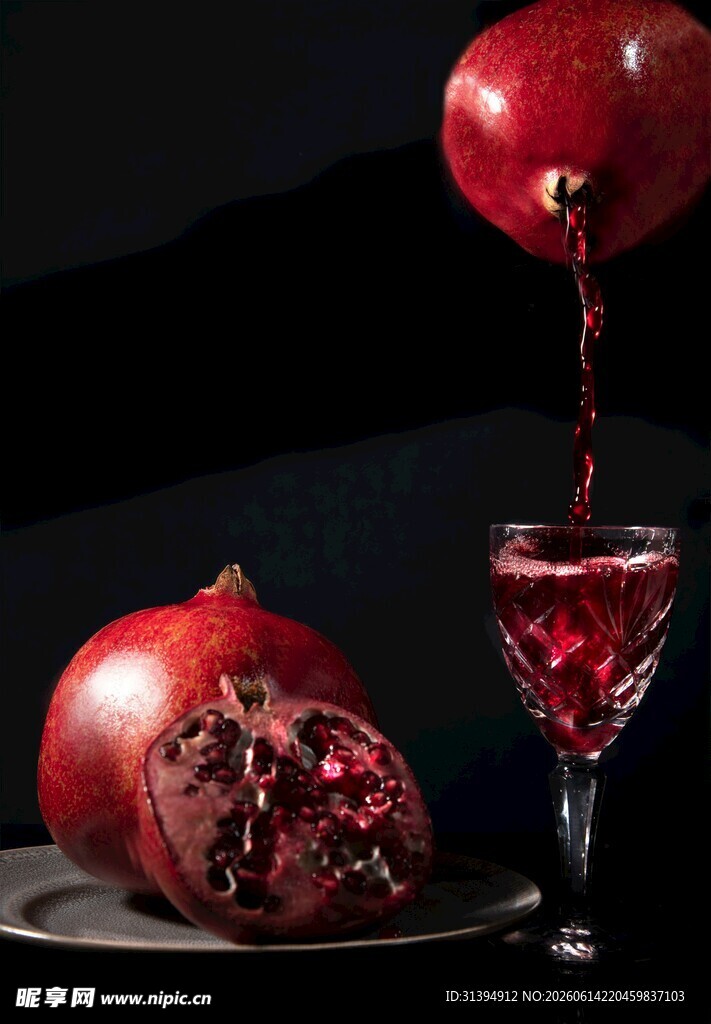 石榴汁倒入酒杯的诱人瞬间