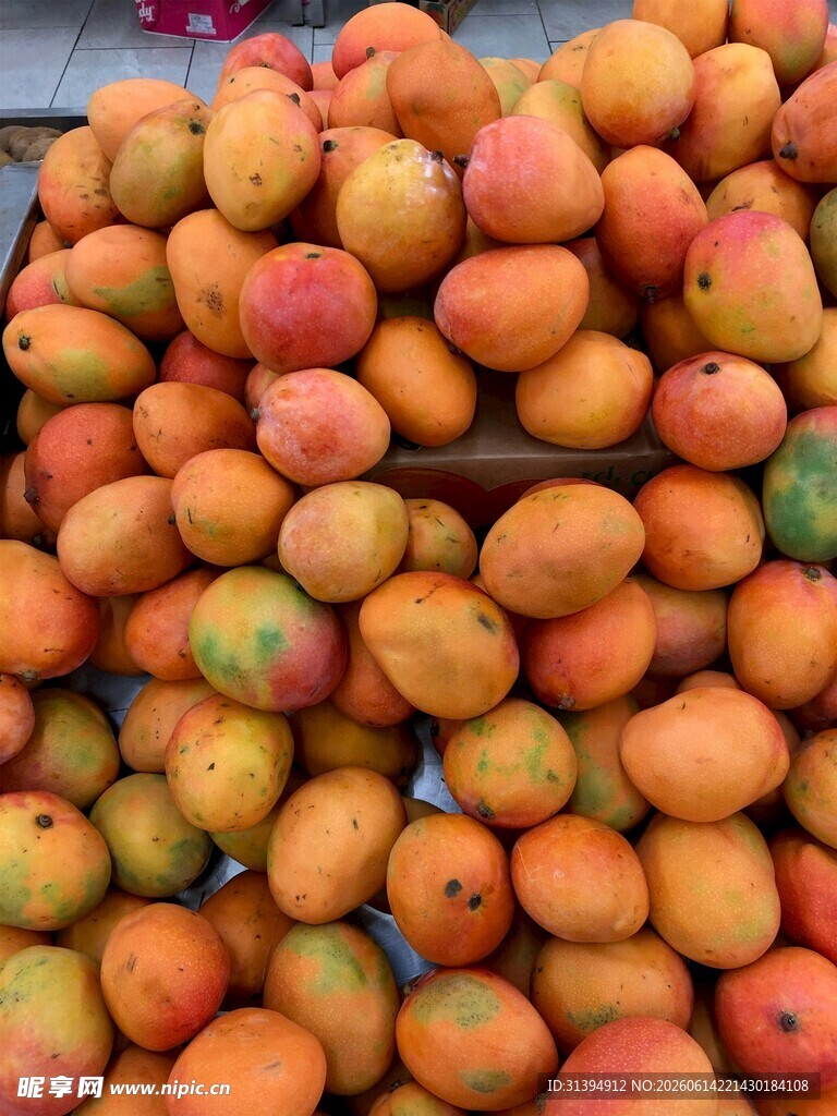 新鲜饱满的芒果堆成小山