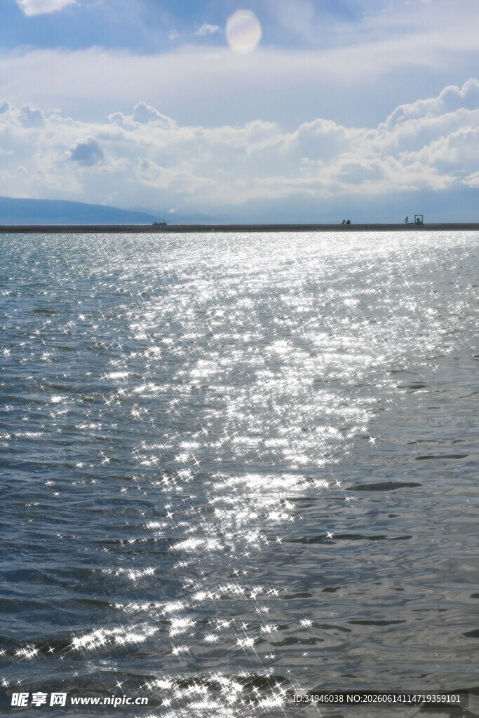 波光粼粼的宁静海面
