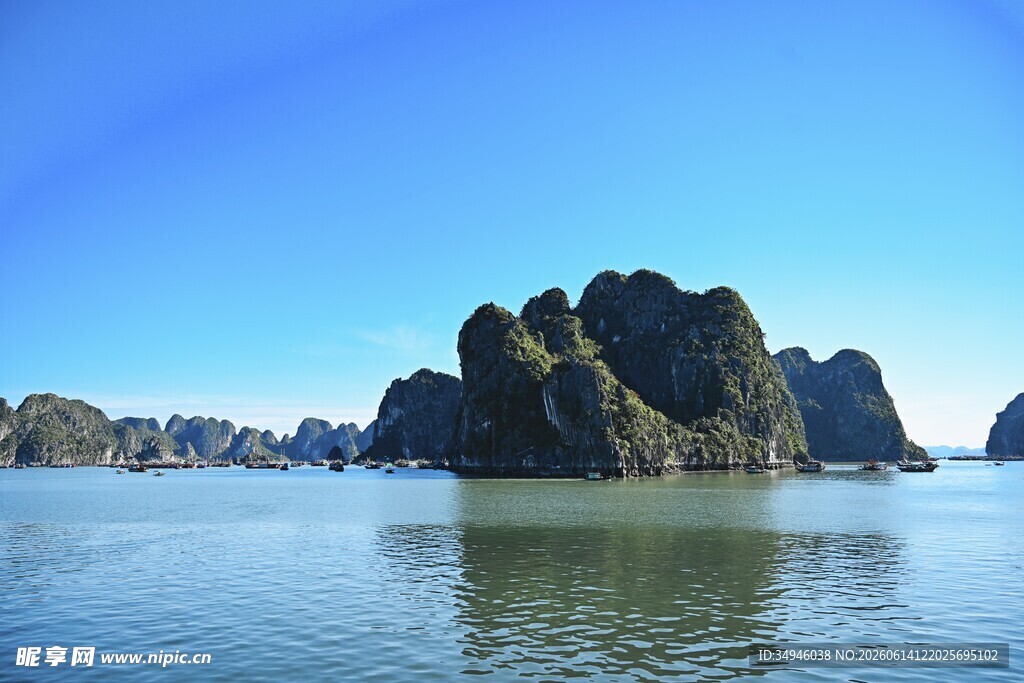 海上嶙峋怪石景观