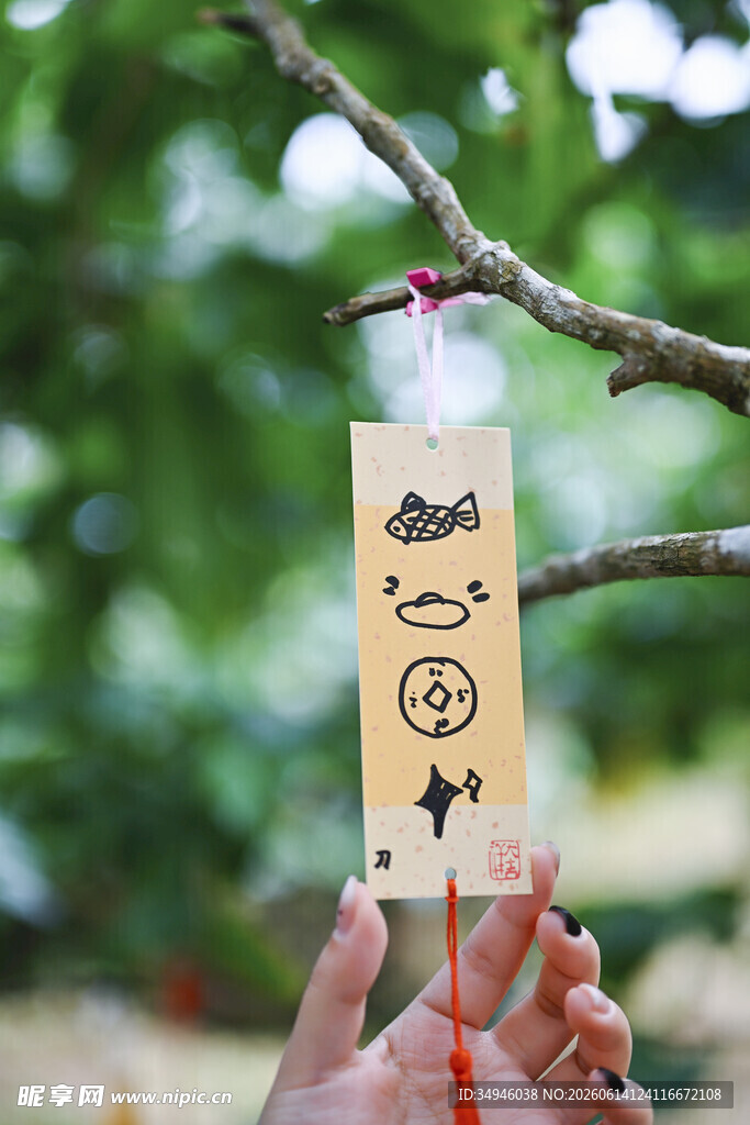 手持古风祈福木牌