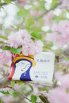 樱花丛中的创意美妆产品