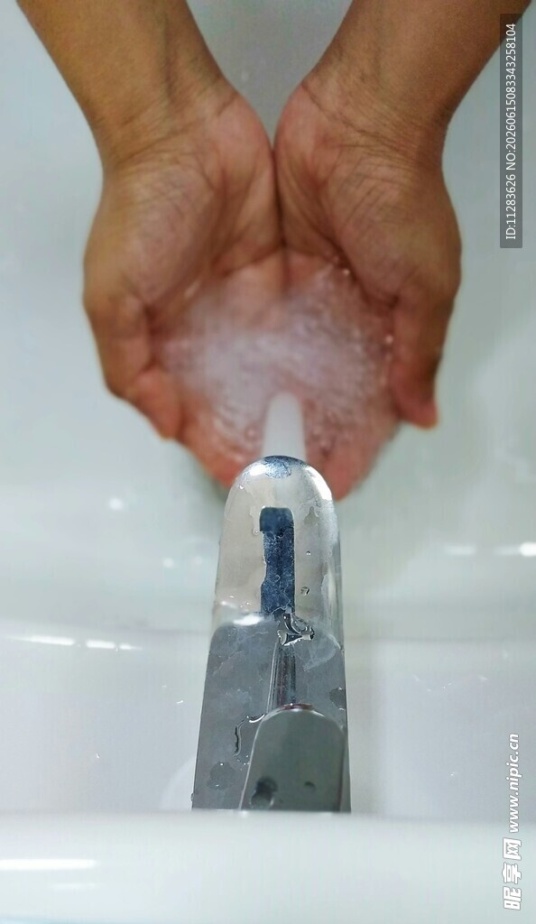 双手在水龙头下搓出泡沫