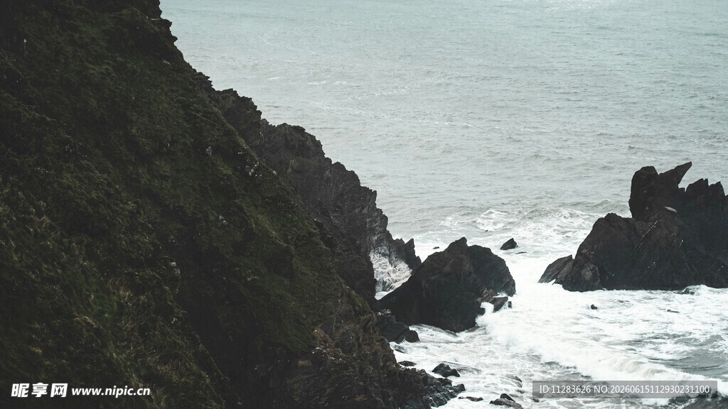 海岸边嶙峋礁石与海浪景象
