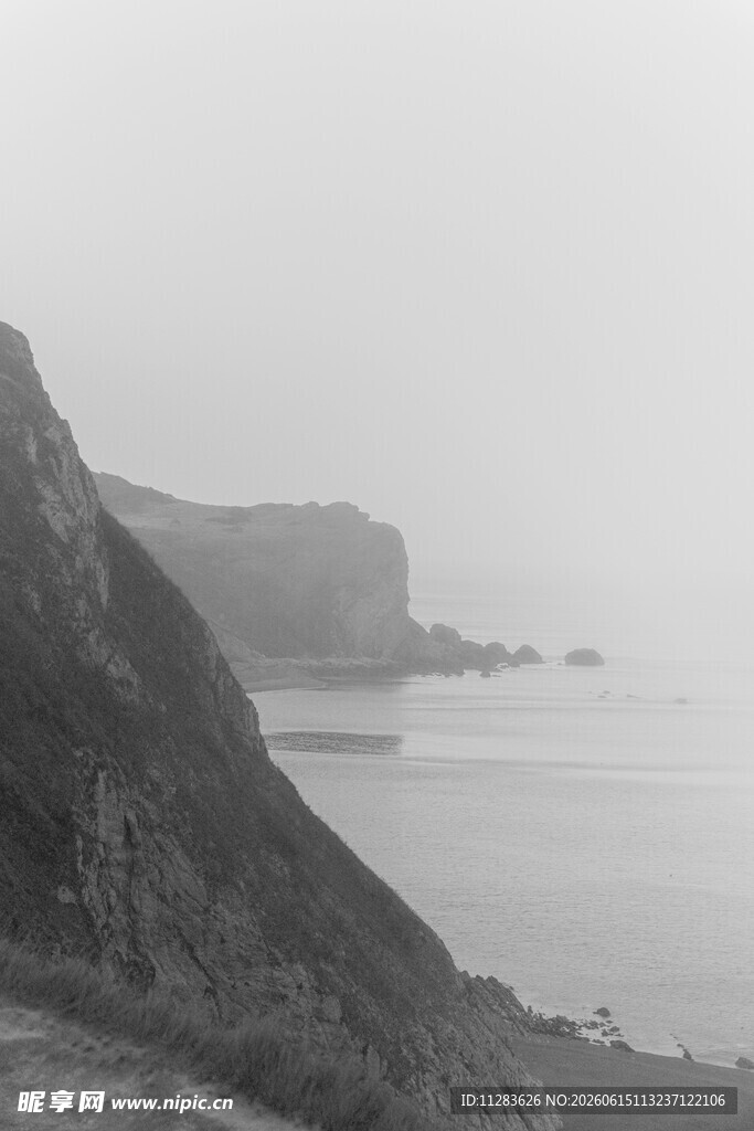 海岸边的嶙峋岩石景观