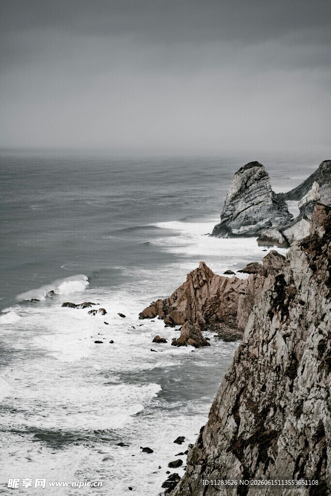 海岸边海浪拍打嶙峋礁石