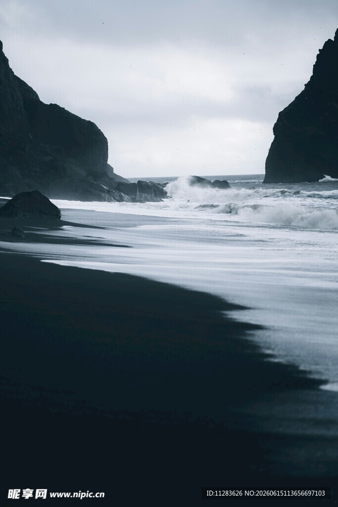 海边礁石海浪轻拍沙滩
